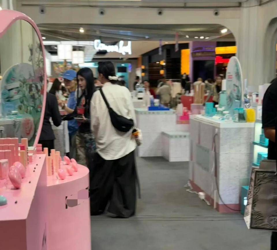 友偶遇身材娇小五官立体打扮时尚洋气开元棋牌试玩鞠婧炜曼谷超市购物被网(图3)