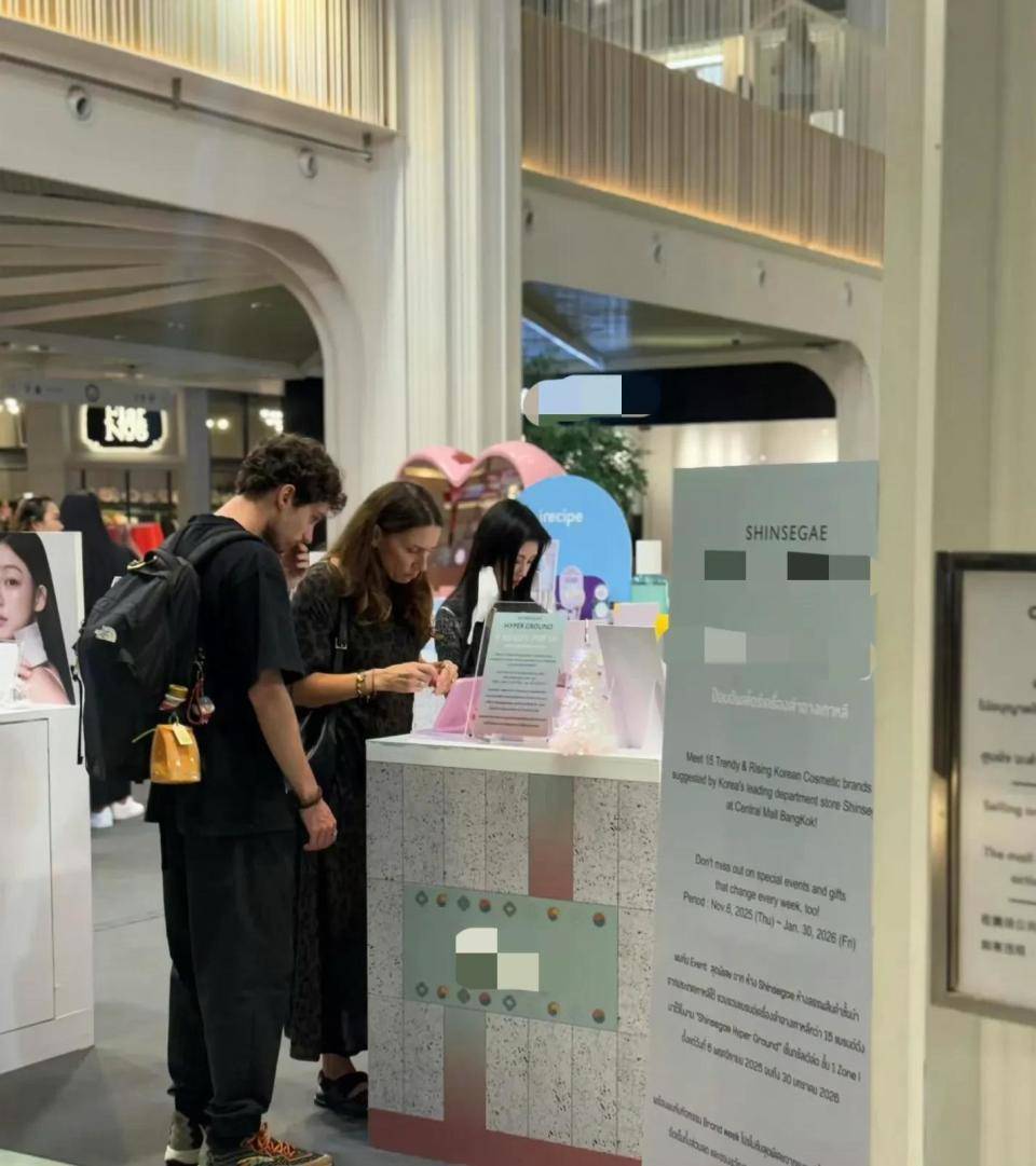 友偶遇身材娇小五官立体打扮时尚洋气开元棋牌试玩鞠婧炜曼谷超市