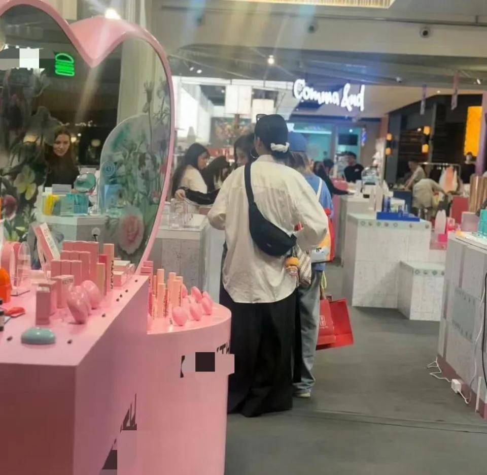 友偶遇身材娇小五官立体打扮时尚洋气开元棋牌试玩鞠婧炜曼谷超市购物被网(图2)