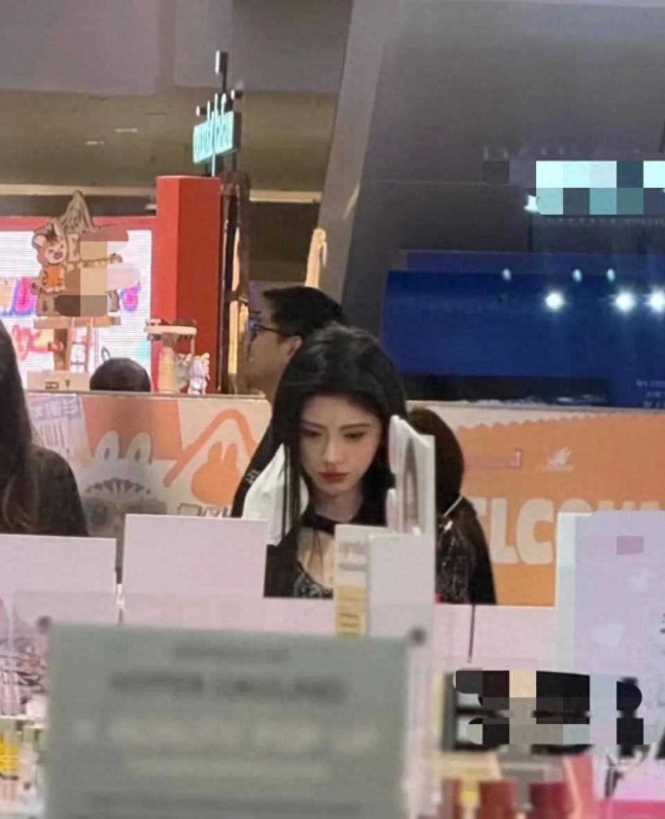 友偶遇身材娇小五官立体打扮时尚洋气开元棋牌试玩鞠婧炜曼谷超市购物被网(图4)